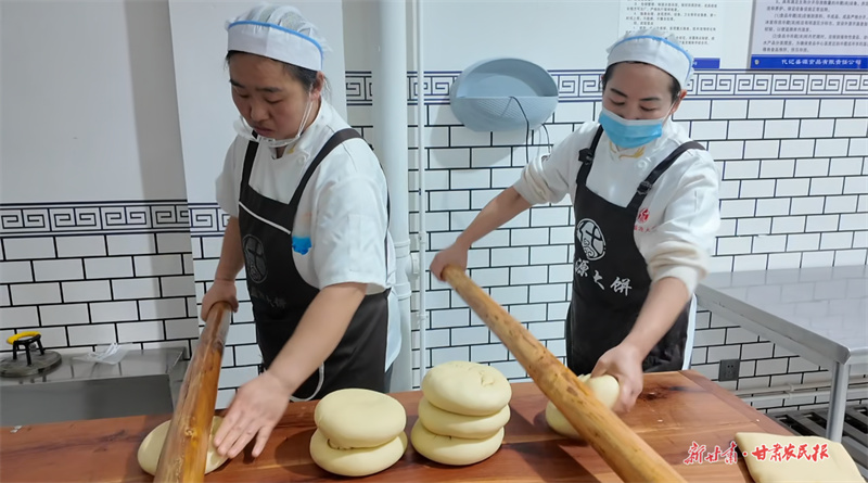 工人制作靜寧鍋盔