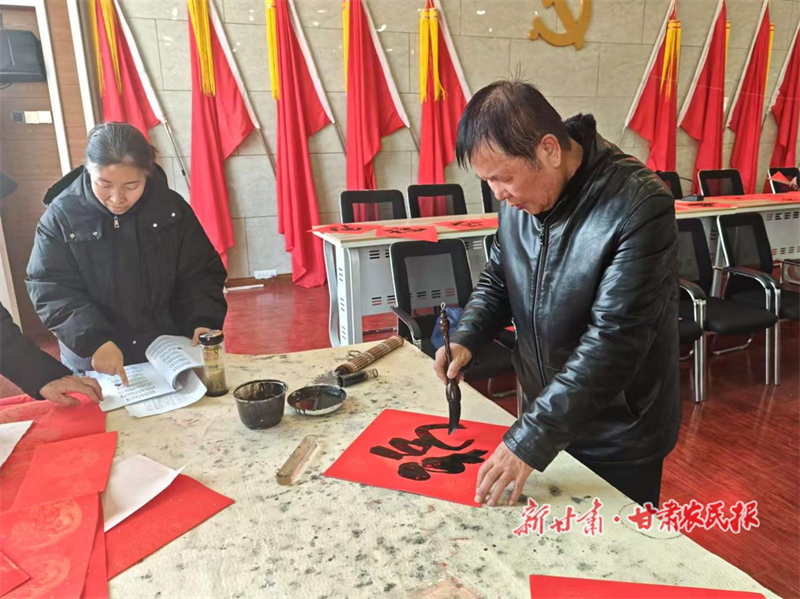 蘭州西固：迎新納福送春聯(lián) 筆墨聚情暖人心